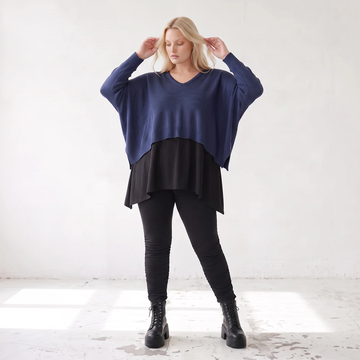 Navy Strickpullover aus Baumwolle mit V-Ausschnitt in kastiger Passform weich und locker