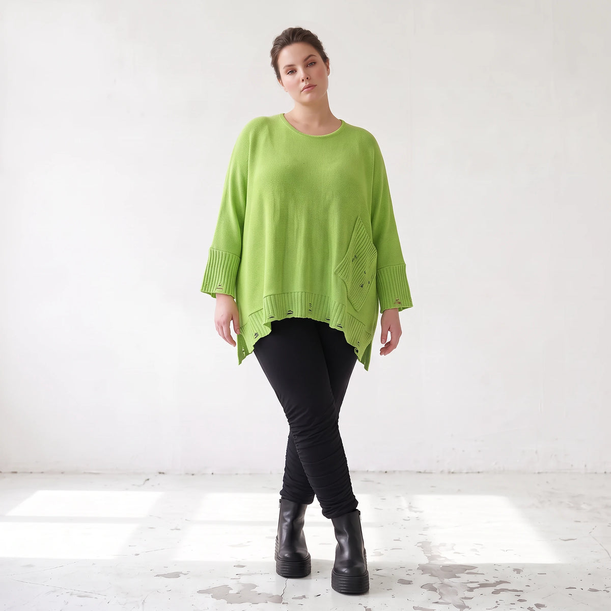 Strickshirt in Matchagrün mit Destroyedlook A-Linie Langarm und aufgesetzten Taschen