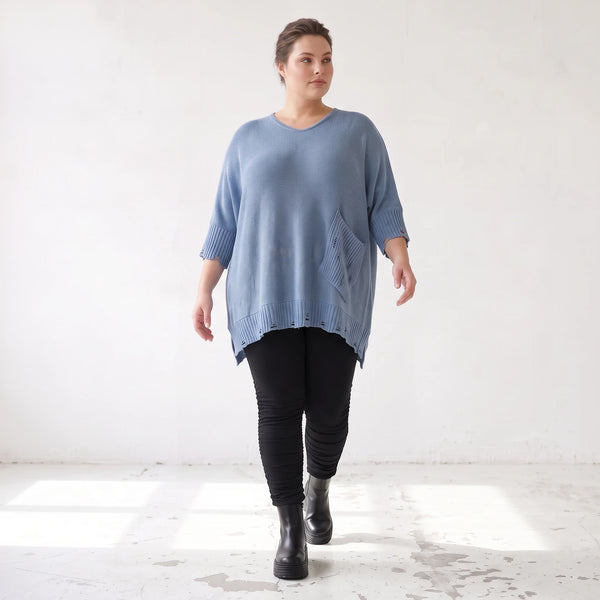 Strickpullover in Jeansblau mit Destroyed Optik A-Linie Rundhalsausschnitt Taschen Langarm