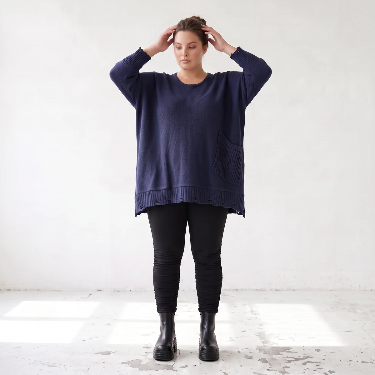 Strickshirt in A-Linie mit Rundhalsausschnitt Destroyedoptik und aufgesetzten Taschen