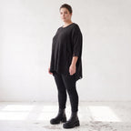 Warmes schwarzes Strickshirt in A-Linie mit Stretch und Destroyedoptik für Winterlooks