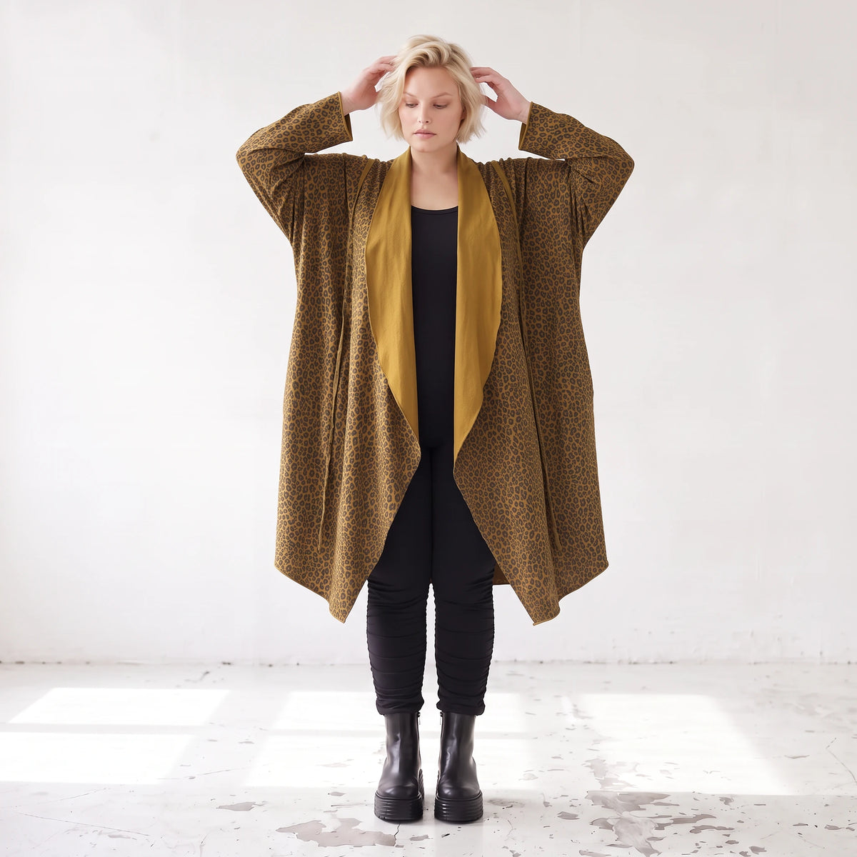 Cardigan in Camel aus feinem French Terry mit Stehkragen in geradem Schnitt aus Italien