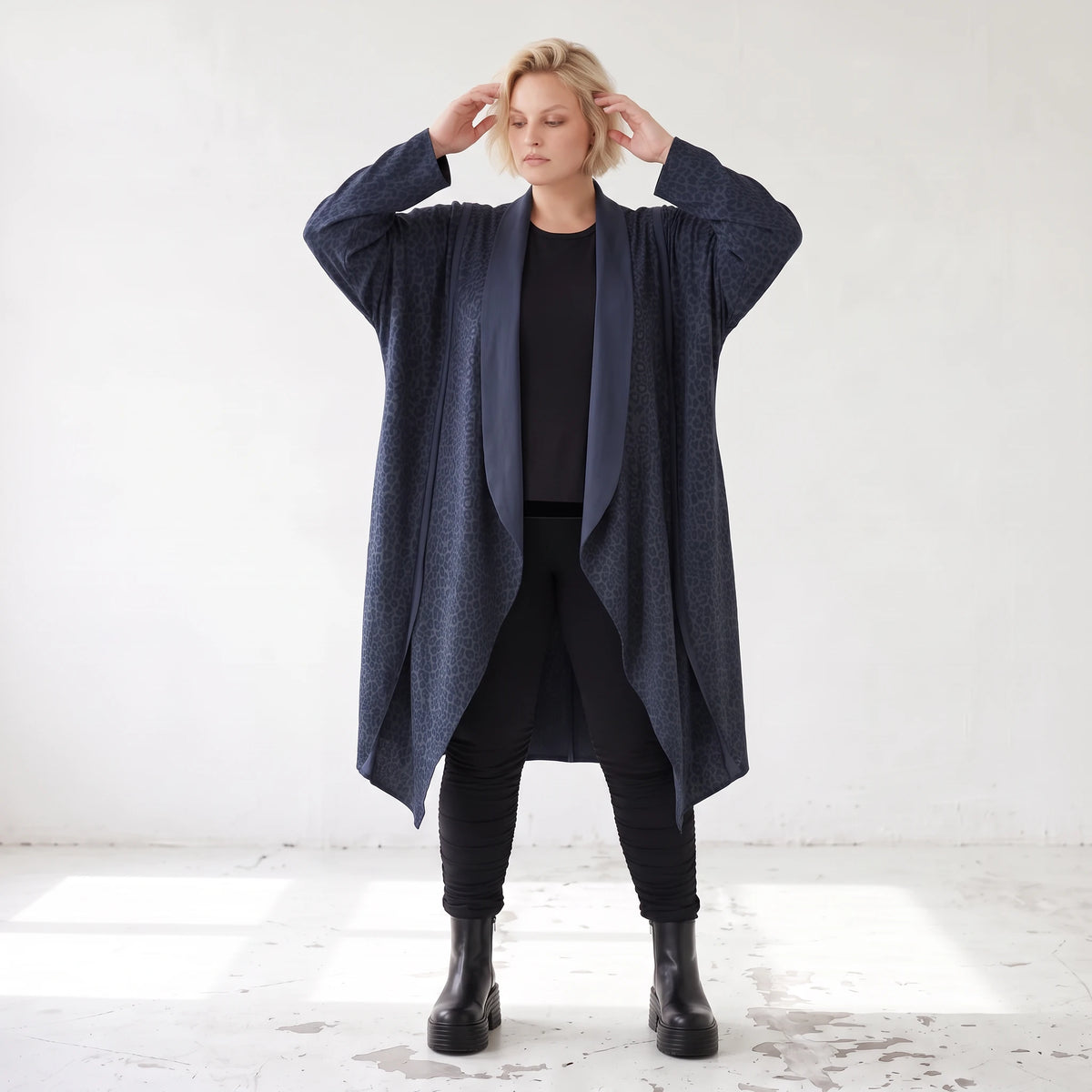 Cardigan aus weichem French Terry mit Stehkragen geradem Schnitt und Seitennahttaschen