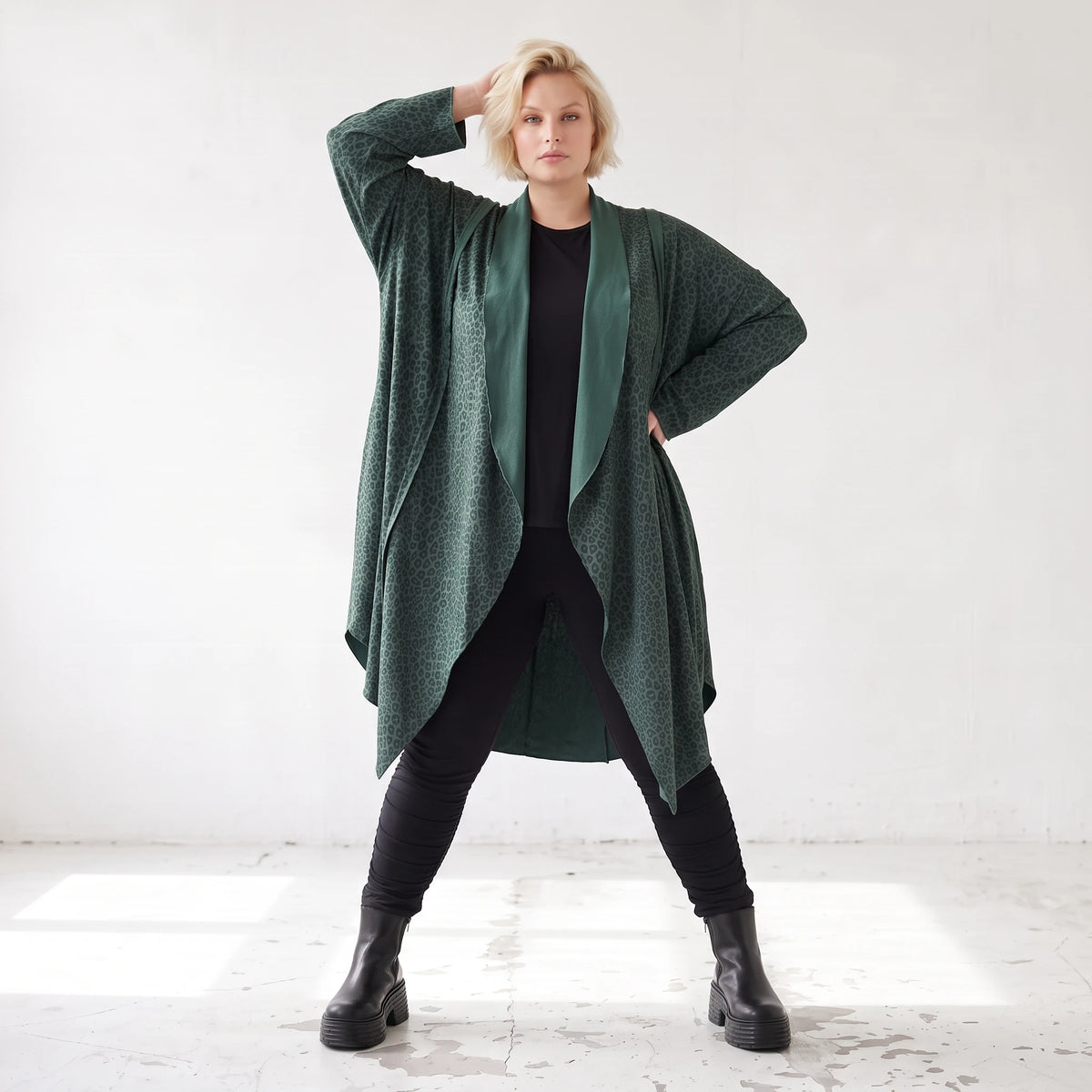 Cardigan aus French Terry mit Stehkragen Seitentaschen und Faltennaht in weicher Optik