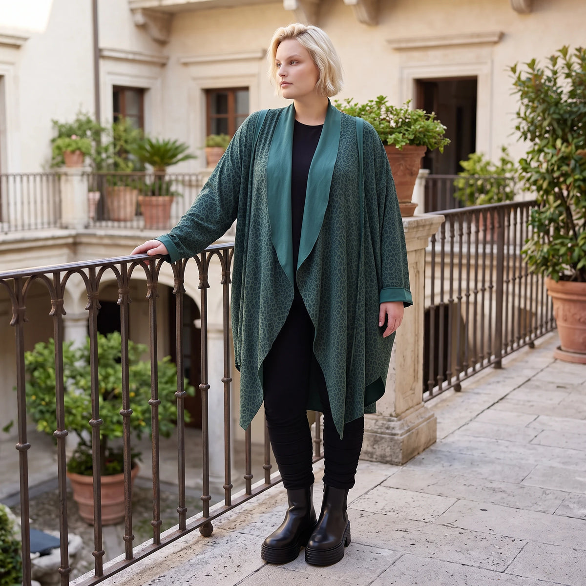 Cardigan aus French Terry mit Stehkragen Seitentaschen und Faltennaht in weicher Optik