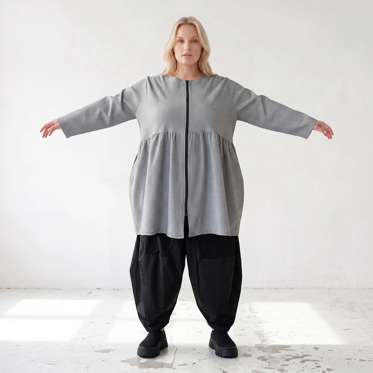 Ballonbluse in Schwarz/Weiß aus Bengaline mit Rundhalsausschnitt Reißverschluss Langarm