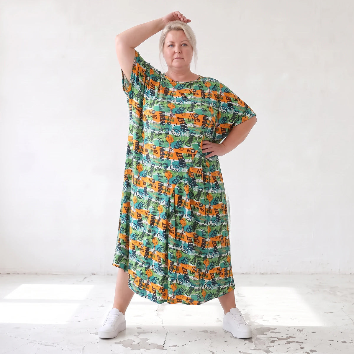 Jerseykleid in Grün/Multi mit Rundhalsausschnitt in Ballonform aus weichem Stretchstoff