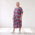 Jerseykleid aus weichem Jersey mit Ballonschnitt Rundhalsausschnitt und kurzen Ärmeln