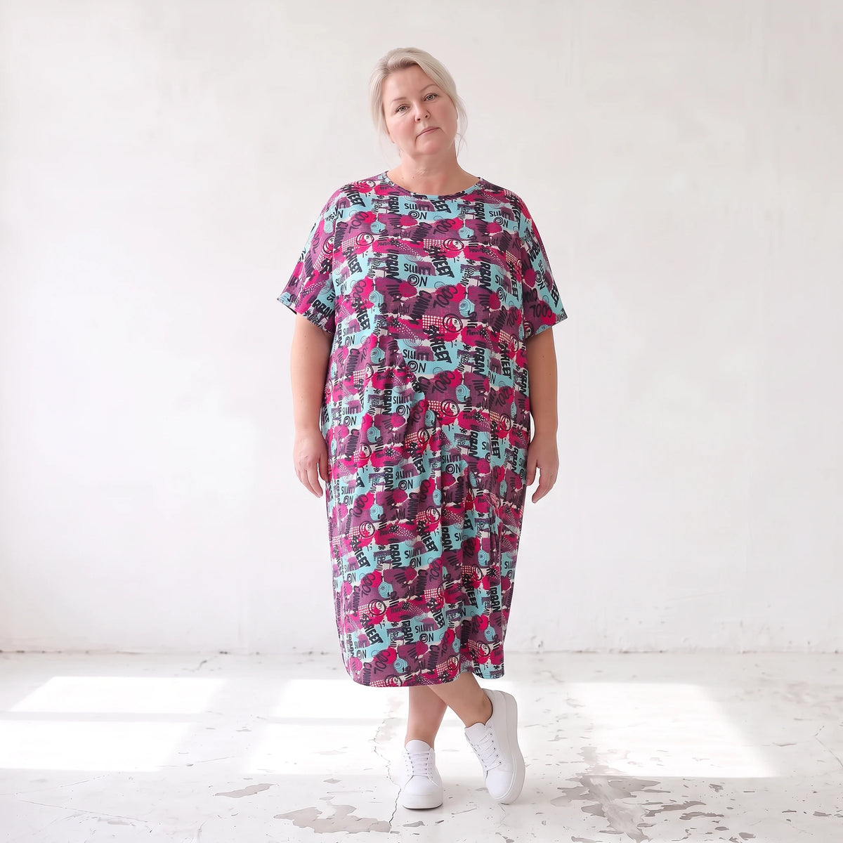 Jerseykleid aus weichem Jersey mit Ballonschnitt Rundhalsausschnitt und kurzen Ärmeln