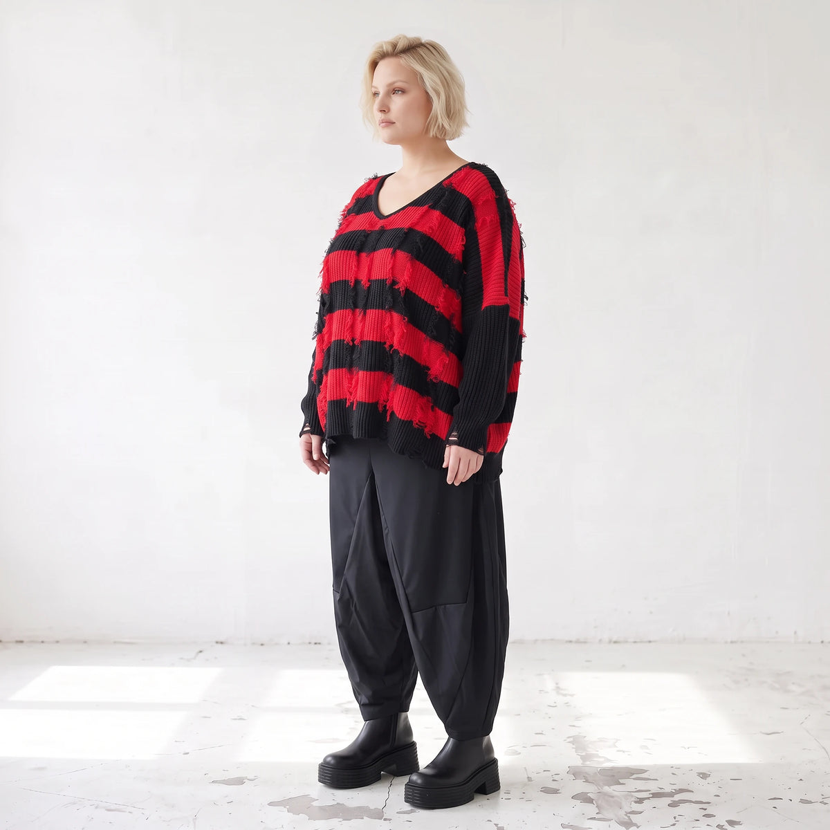 Strickshirt in Schwarz/Rot mit Destroyedoptik Fransen und V-Ausschnitt gerader Schnitt