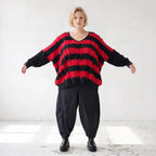 Strickshirt in Schwarz/Rot mit Destroyedoptik Fransen und V-Ausschnitt gerader Schnitt