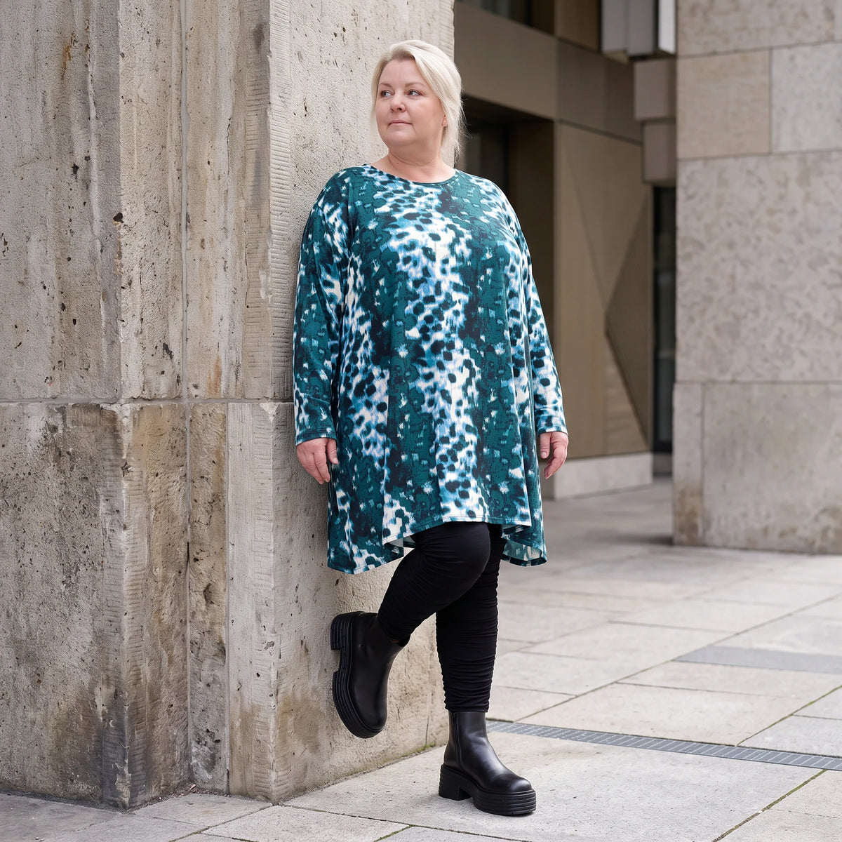 Langarmshirt in Petrol/Weiß aus Stretch Twill mit Rundhalsausschnitt in softer A-Linie