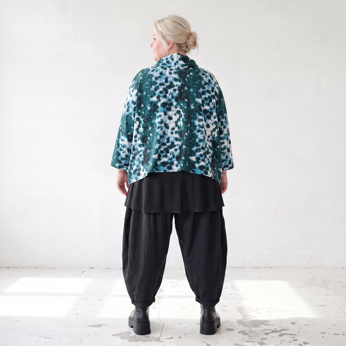 Kastiges Rollkragenshirt aus Viskosetwill mit Stretch und 3/4-Arm mit lockerem Fall