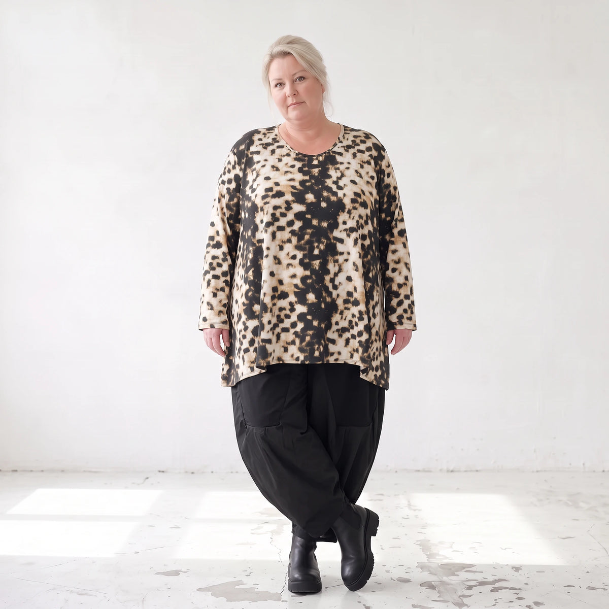 Langarmshirt in Braun/Weiß mit Rundhalsausschnitt in A-Linie aus weichem Stretchtwill