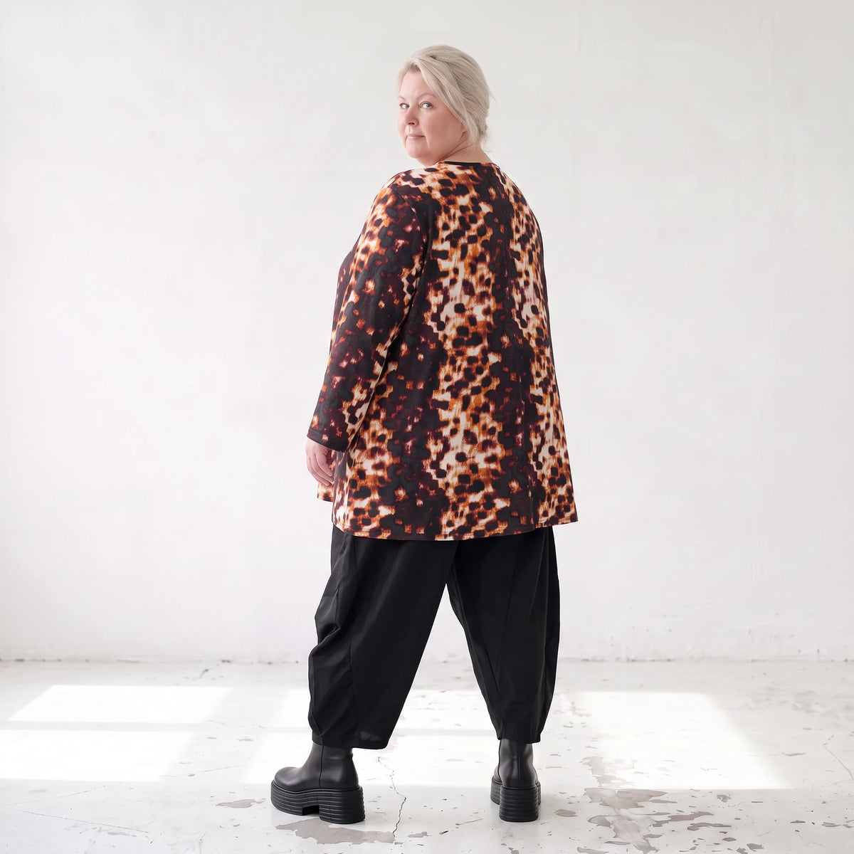 Langarmshirt aus rost/weißem Viskosetwill mit Stretch in A-Linie mit Rundhalsausschnitt