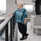 Petrol/Weiße Bluse aus Stretchtwill mit Hemdkragen und 3/4-Arm aus Viskosemix weichfallend
