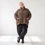 Teddyjacke warm mit Stehkragen Reißverschluss Nahttaschen und kastigem Schnitt modern