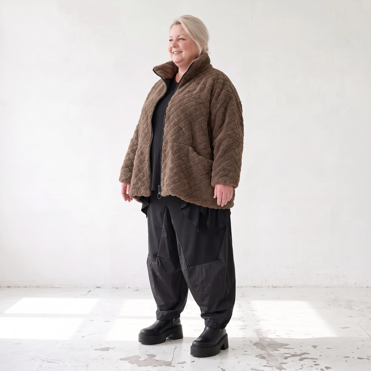 Teddyjacke warm mit Stehkragen Reißverschluss Nahttaschen und kastigem Schnitt modern