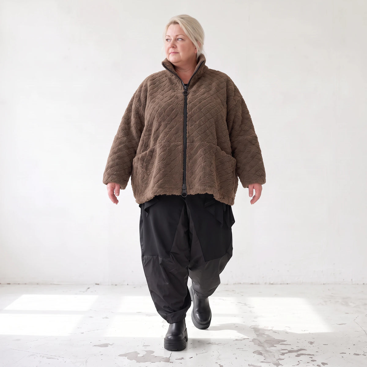 Teddyjacke warm mit Stehkragen Reißverschluss Nahttaschen und kastigem Schnitt modern
