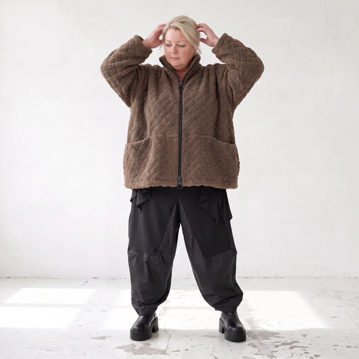 Teddyjacke warm mit Stehkragen Reißverschluss Nahttaschen und kastigem Schnitt modern