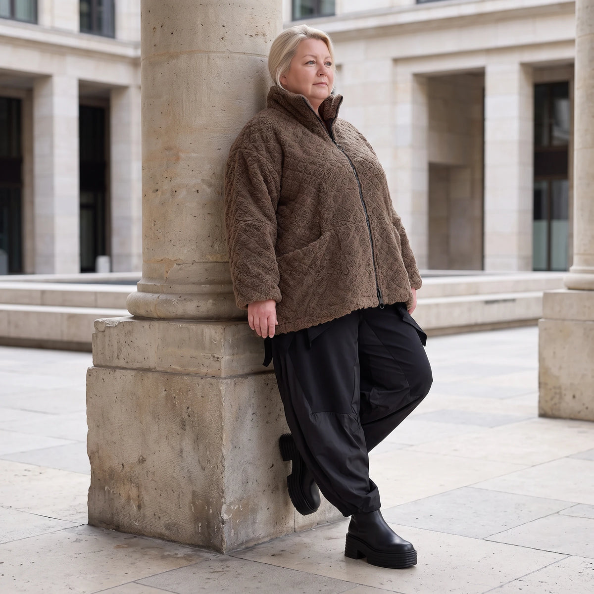 Teddyjacke warm mit Stehkragen Reißverschluss Nahttaschen und kastigem Schnitt modern