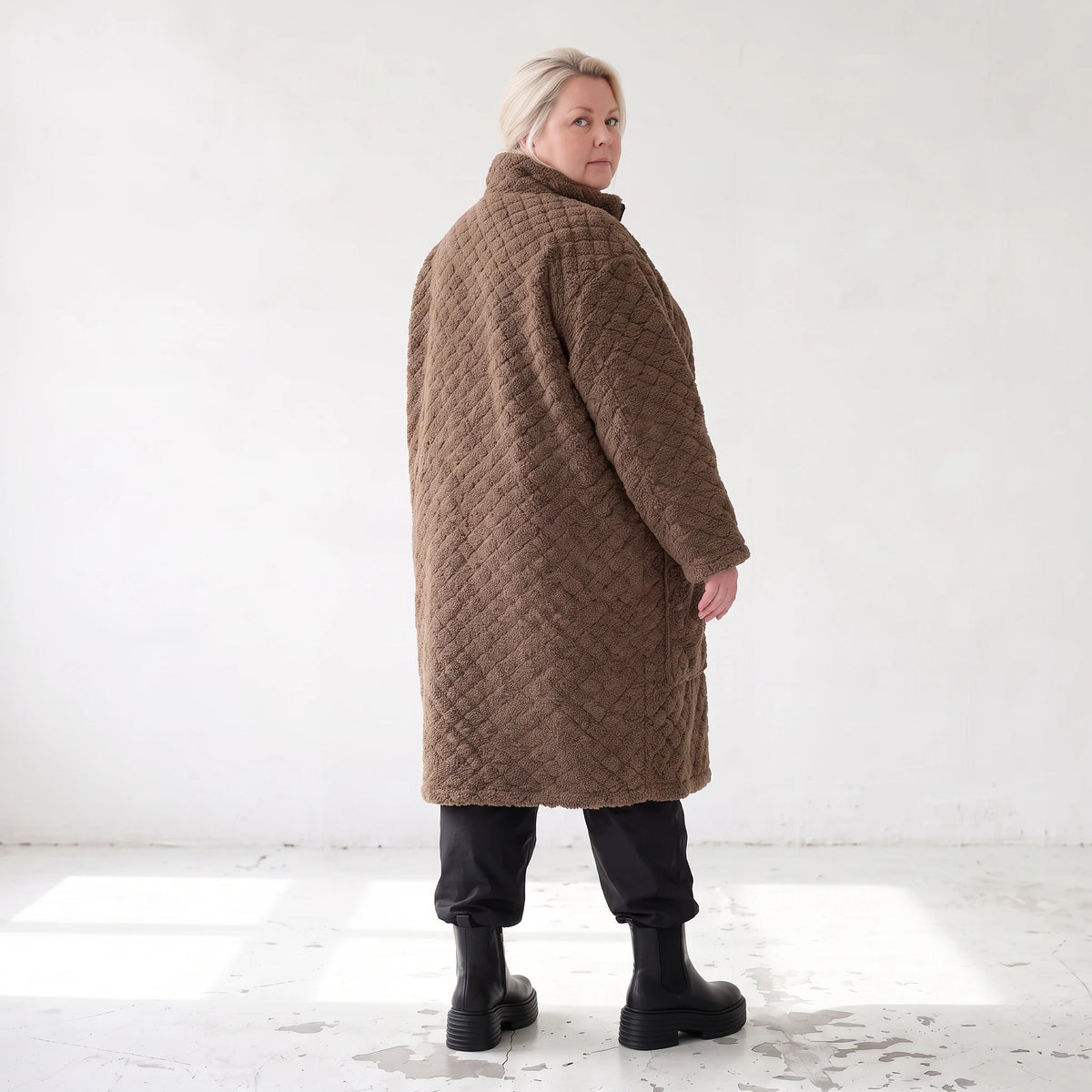 Teddymantel mit Stehkragen kuschelig warm gerade geschnitten mit tiefen Taschen im Winter