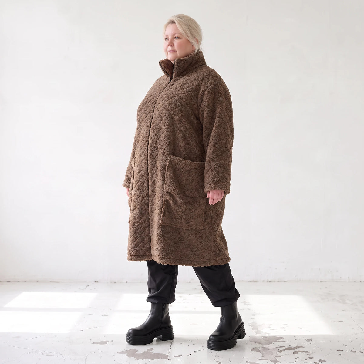 Teddymantel mit Stehkragen kuschelig warm gerade geschnitten mit tiefen Taschen im Winter