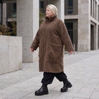 Teddymantel mit Stehkragen kuschelig warm gerade geschnitten mit tiefen Taschen im Winter