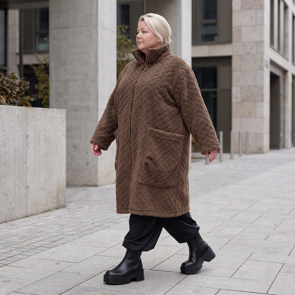 Teddymantel mit Stehkragen kuschelig warm gerade geschnitten mit tiefen Taschen im Winter
