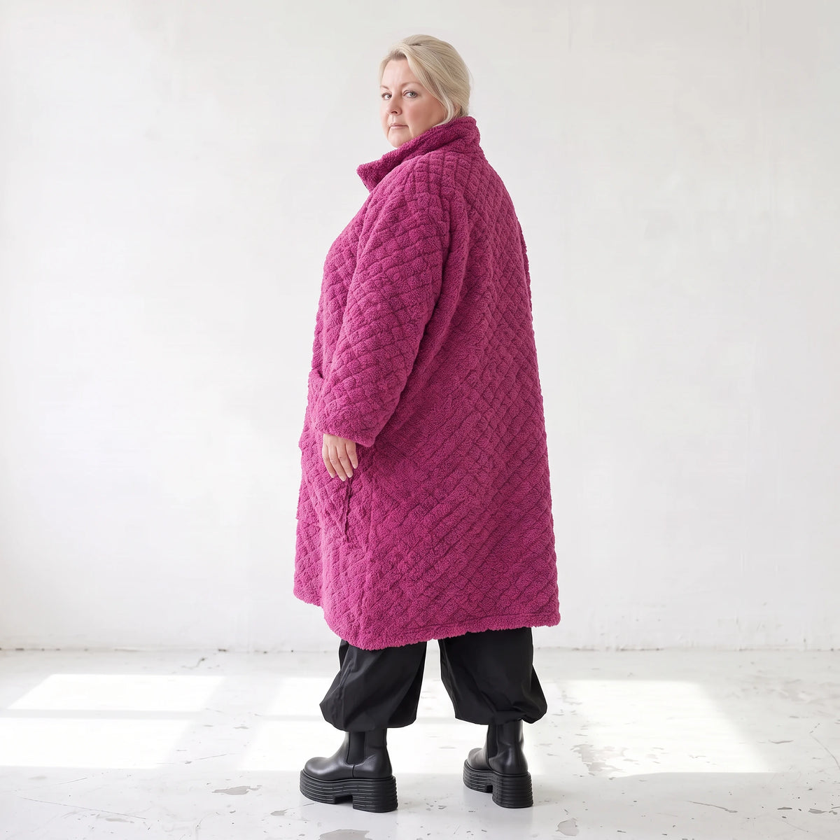 Kuschelig warmer fuchsia Teddymantel mit Stehkragen geradem Schnitt und tiefen Taschen