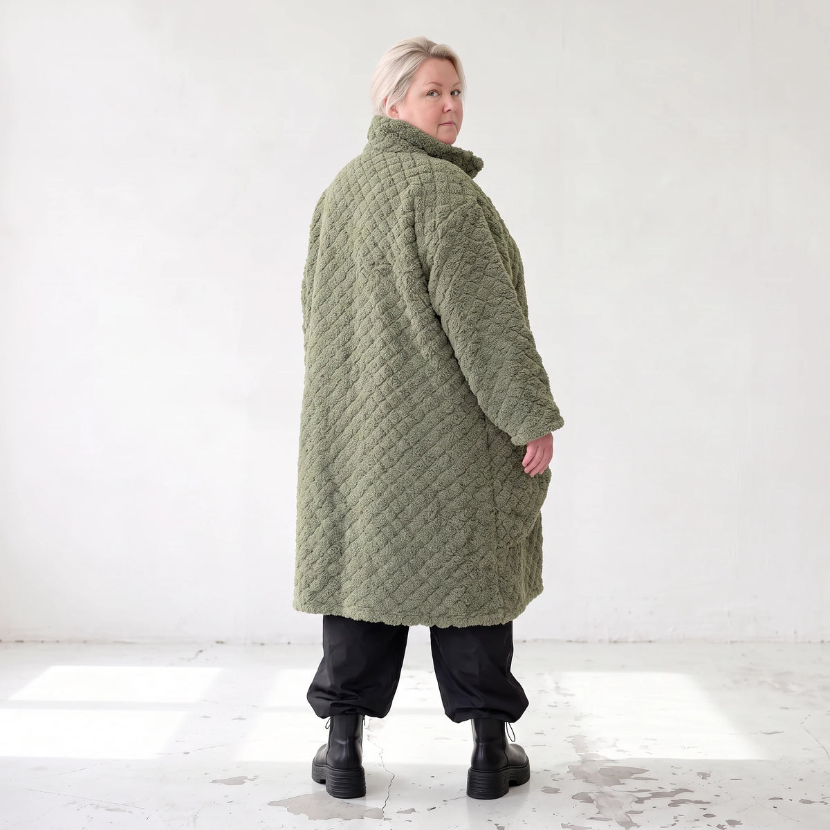 Khaki Teddymantel Wintermantel mit Stehkragen geradem Schnitt Taschen und Reißverschluss