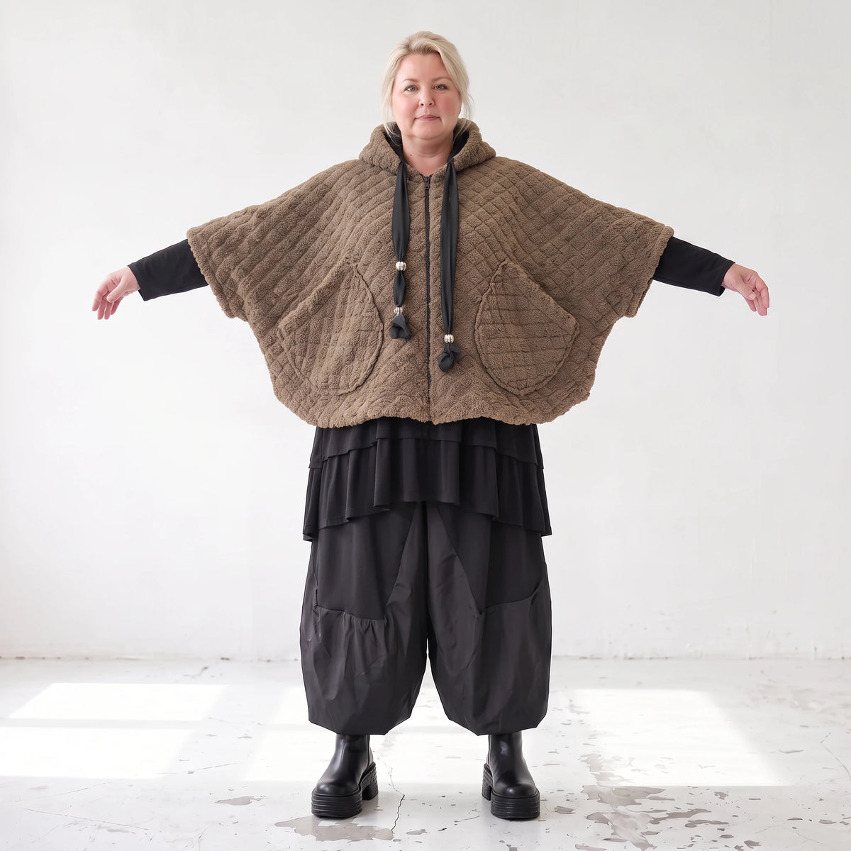 Kuschelige Teddyweste in Beige mit Tüllkombination ärmellos warm für schicke Winterlooks