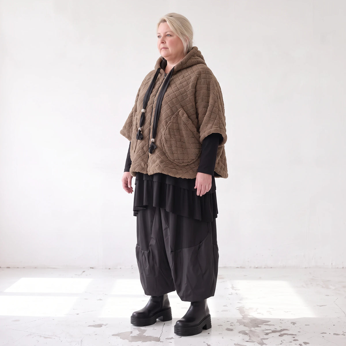 Kuschelige Teddyweste in Beige mit Tüllkombination ärmellos warm für schicke Winterlooks