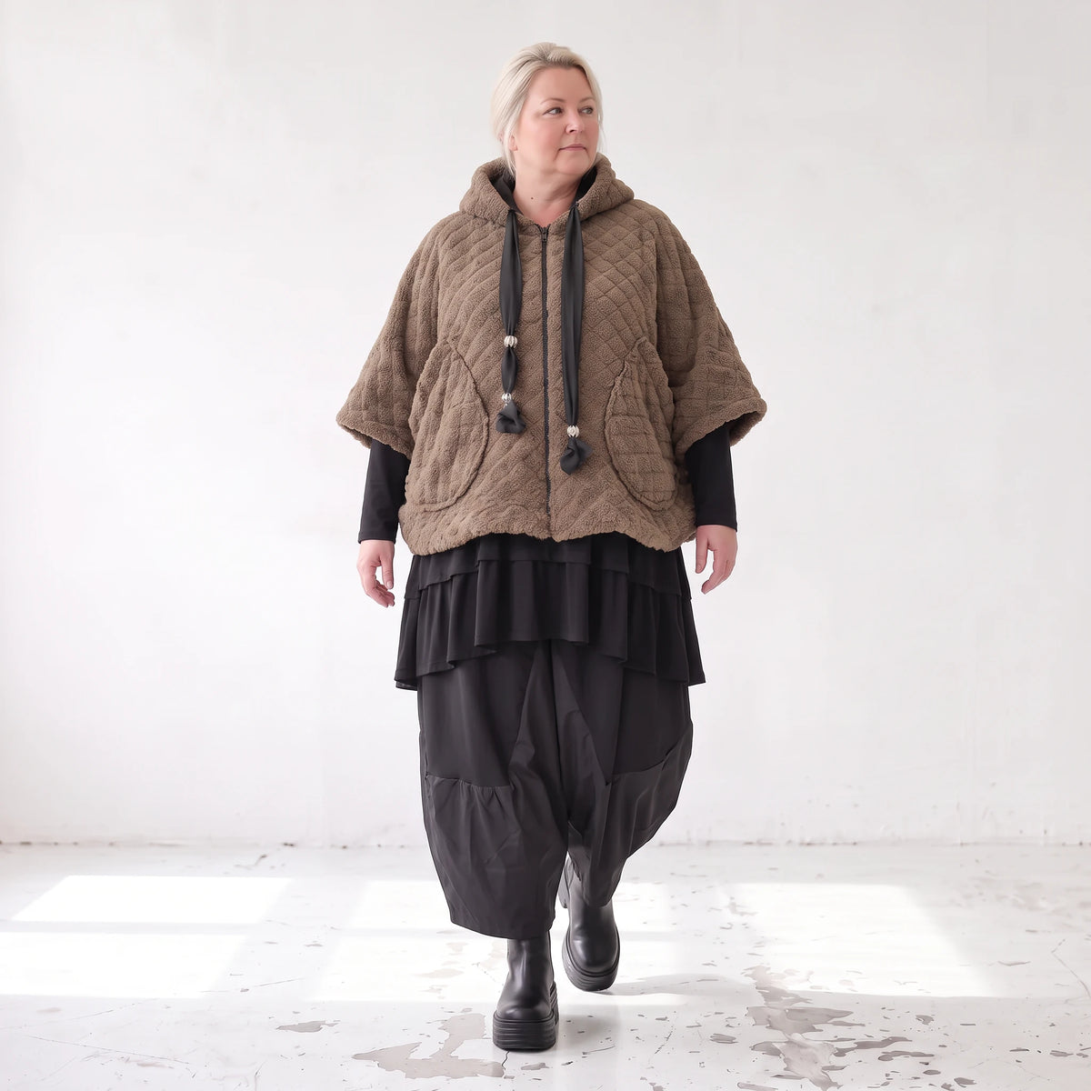 Kuschelige Teddyweste in Beige mit Tüllkombination ärmellos warm für schicke Winterlooks