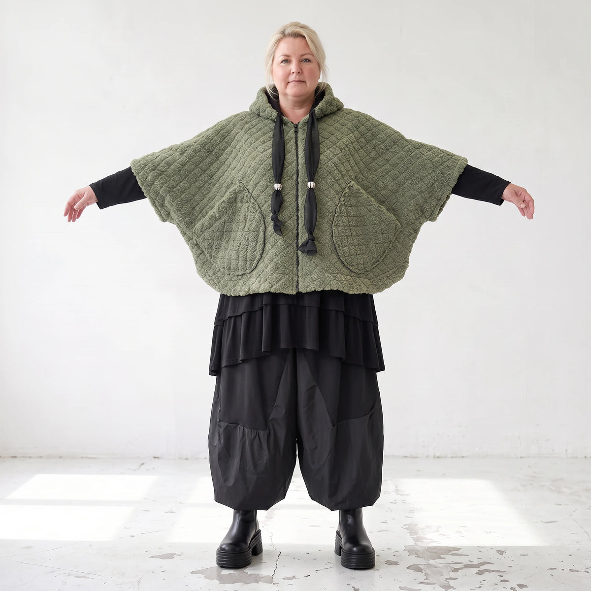 Teddyweste mit Kapuze und Tuelldetails in gerundeter Form weich warm fuer Wintertage