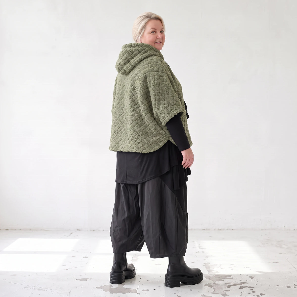 Teddyweste mit Kapuze und Tuelldetails in gerundeter Form weich warm fuer Wintertage