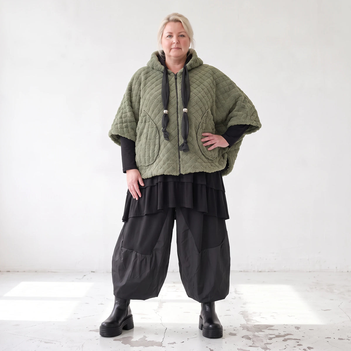 Teddyweste mit Kapuze und Tuelldetails in gerundeter Form weich warm fuer Wintertage