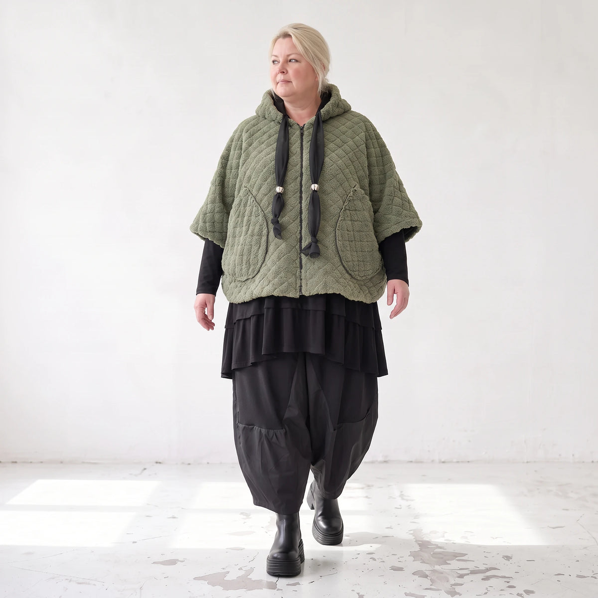 Teddyweste mit Kapuze und Tuelldetails in gerundeter Form weich warm fuer Wintertage