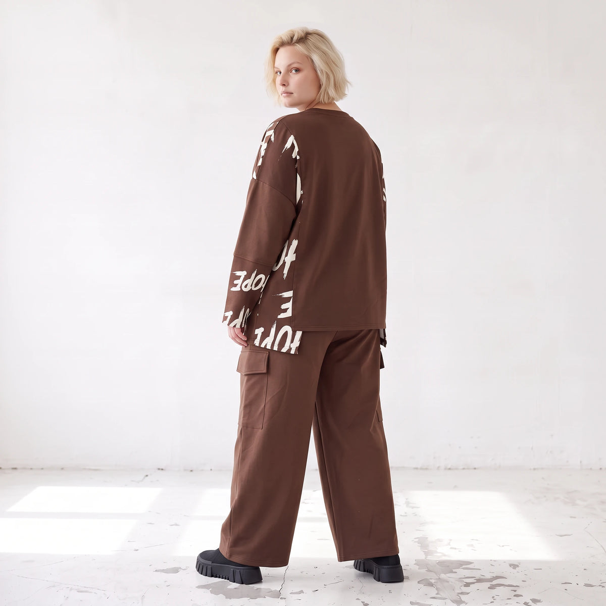 Braune Ballonhose aus weichem Fleece mit elastischem Bund und Taschen mit Klappe vorn