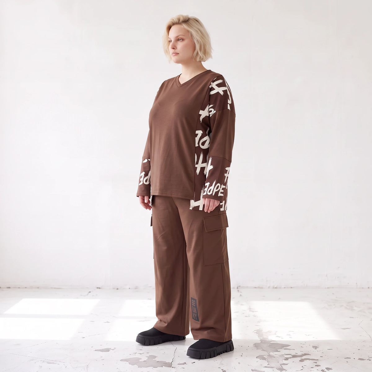 Braune Ballonhose aus weichem Fleece mit elastischem Bund und Taschen mit Klappe vorn
