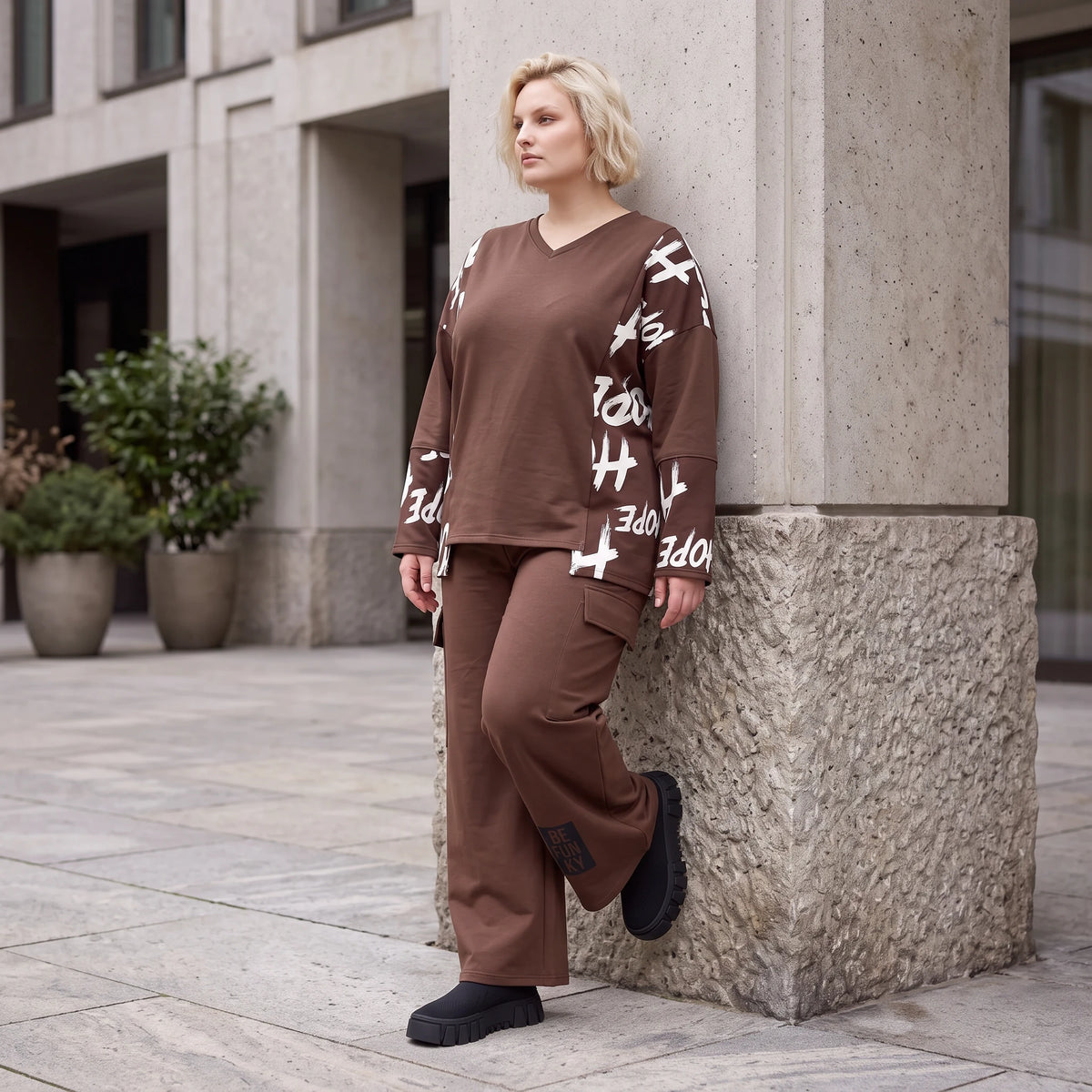 Braune Ballonhose aus weichem Fleece mit elastischem Bund und Taschen mit Klappe vorn