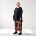 Ballonhose aus Stretch Twill in Rost/Weiß mit weitem Bein und elastischem Bund mit Taschen