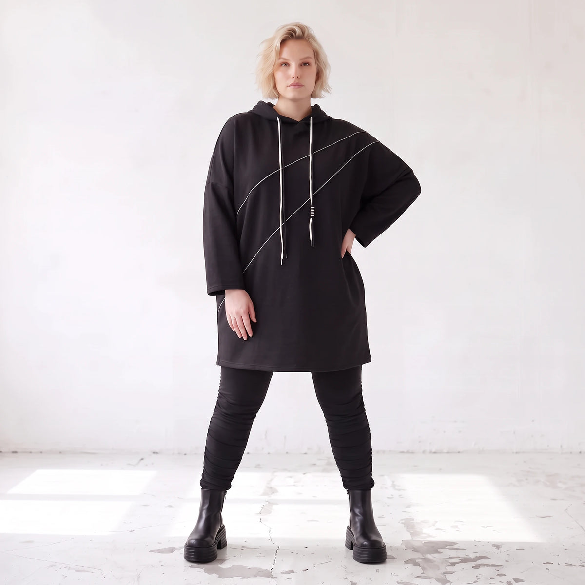 Schwarzer Fleece Hoody mit Stretch in gerader Form kuschelig weich und herrlich bequem