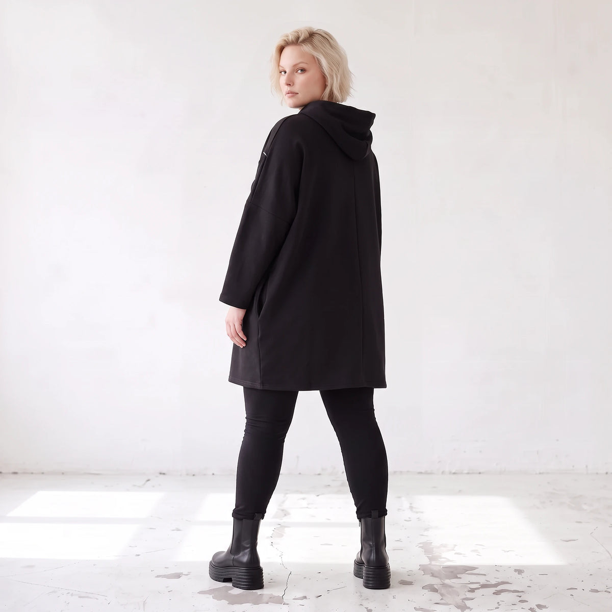 Schwarzer Fleece Hoody mit Stretch in gerader Form kuschelig weich und herrlich bequem