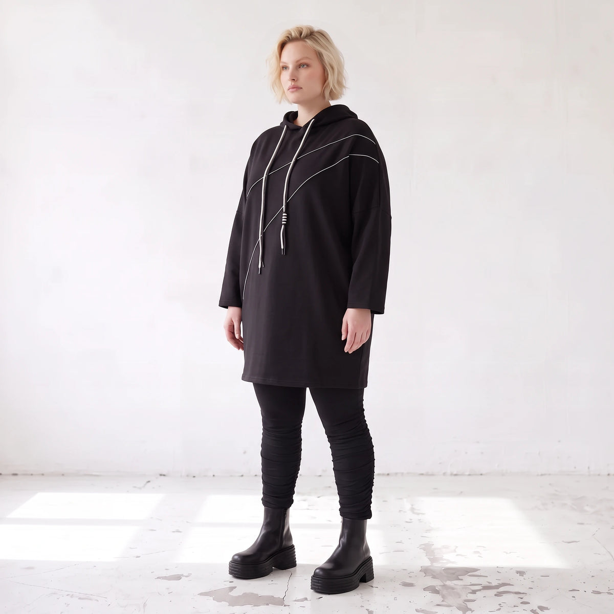 Schwarzer Fleece Hoody mit Stretch in gerader Form kuschelig weich und herrlich bequem