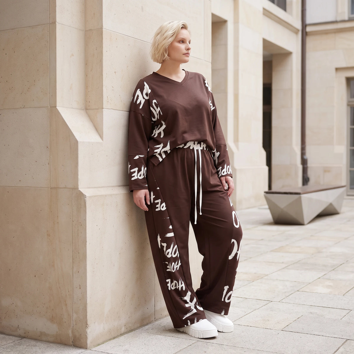 Braune Fleece Ballonhose mit Stretch Schnürbund und Taschen für winterlichen Komfort
