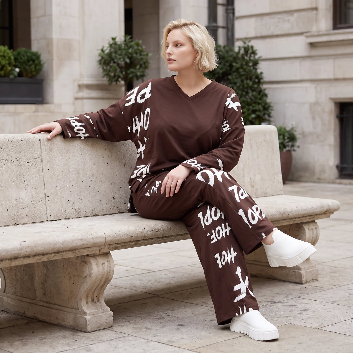 Braune Fleece Ballonhose mit Stretch Schnürbund und Taschen für winterlichen Komfort