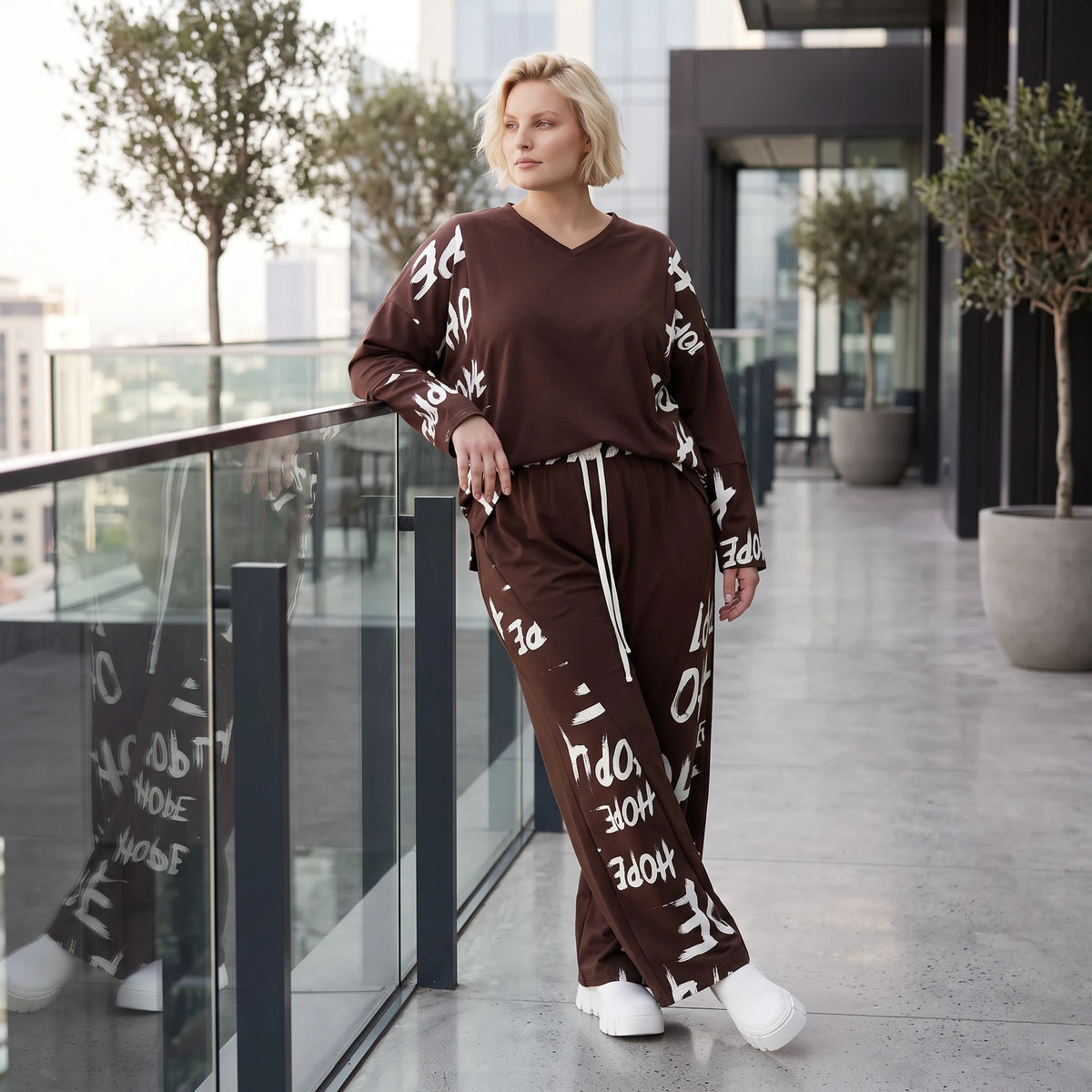 Braune Fleece Ballonhose mit Stretch Schnürbund und Taschen für winterlichen Komfort