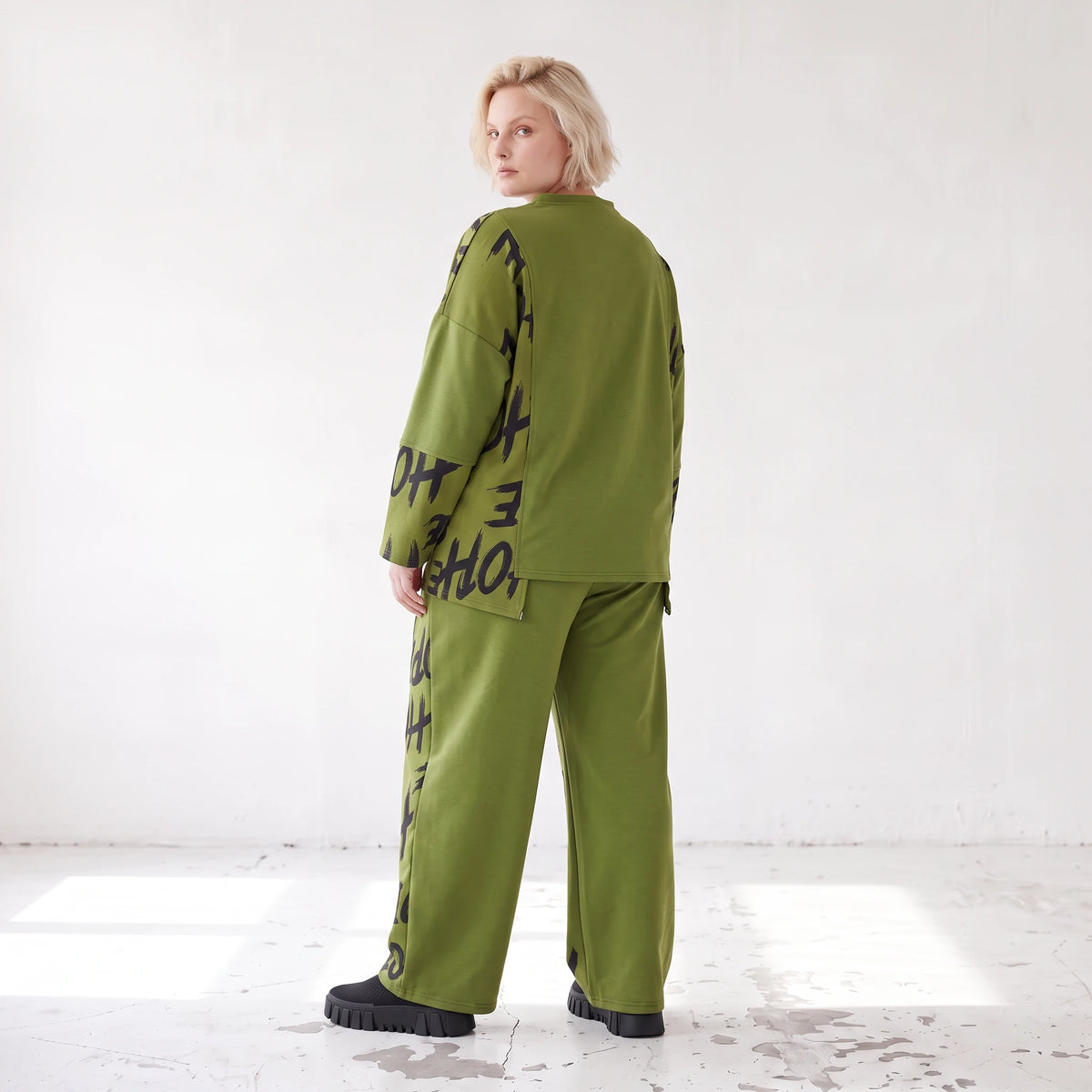 Olivgrüne Ballonhose aus Fleece mit Stretch und Schnürbund für modische Winterlooks