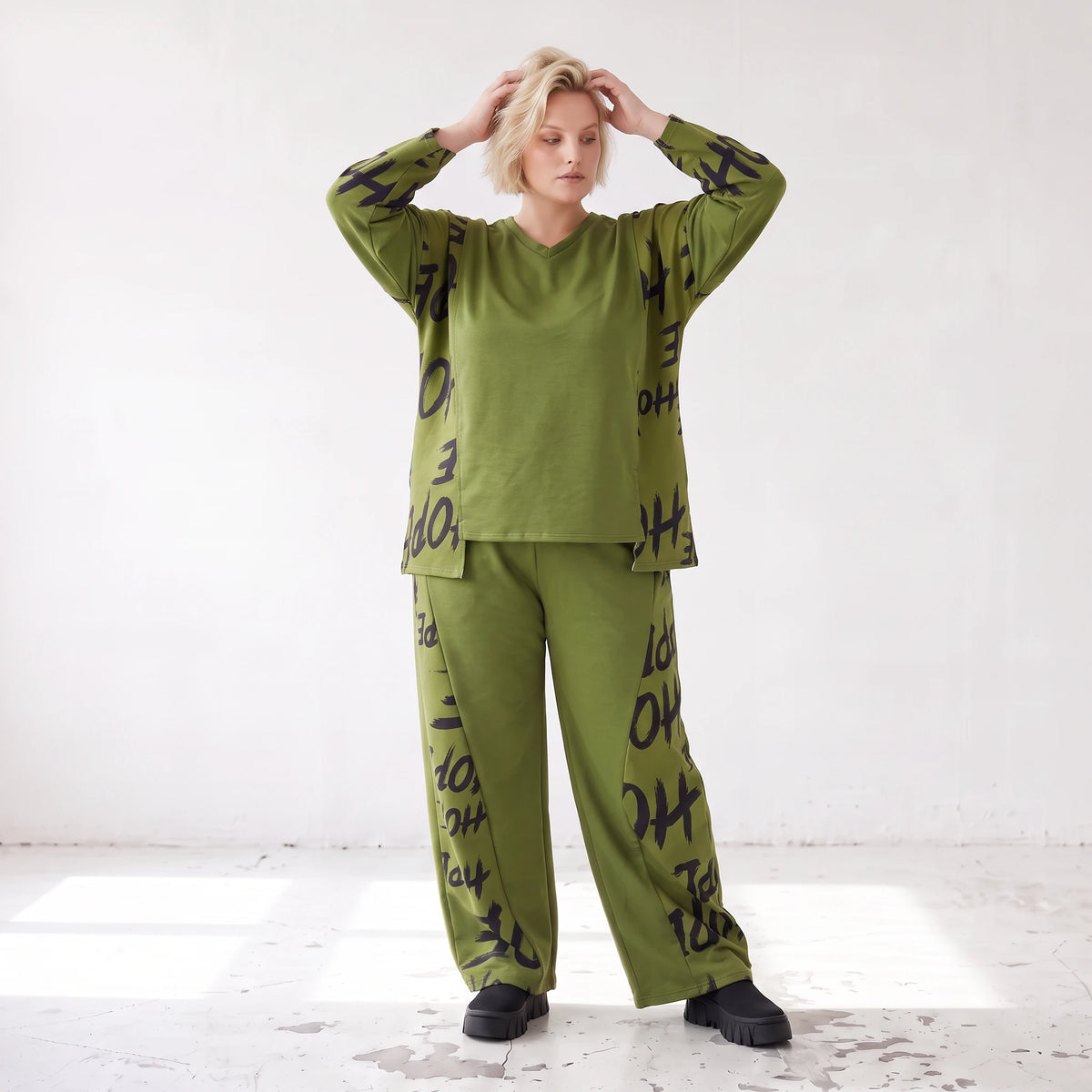 Olivgrüne Ballonhose aus Fleece mit Stretch und Schnürbund für modische Winterlooks
